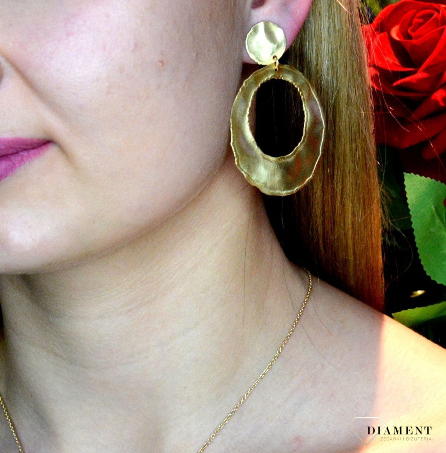 Kolczyki srebrne okrągłe gniecione blaszki pozłacane OR AQ H4180229. Srebrne kolczyki okrągłe w pozłoceniu żółtego złota to ponadczasowa biżuteria 💎. Biżuteria idealna na prezent 💎. Modne kolczyki blaszki gniecione są.jpg